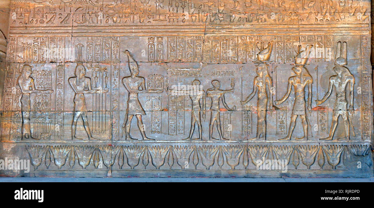 L'Empereur romain Tibère avec Haby présentant des offrandes à la déesse Hathor et son mari Horus. À partir d'un relief au Temple d'Hathor, Dendérah, Egypte Banque D'Images