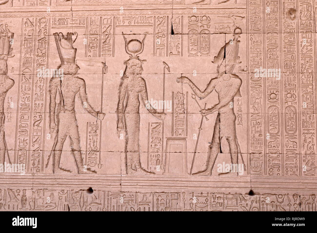 L'Empereur romain Tibère abordant la déesse Isis, et le dieu Horus. À partir d'un relief au Temple d'Hathor, Dendérah Egypte Banque D'Images