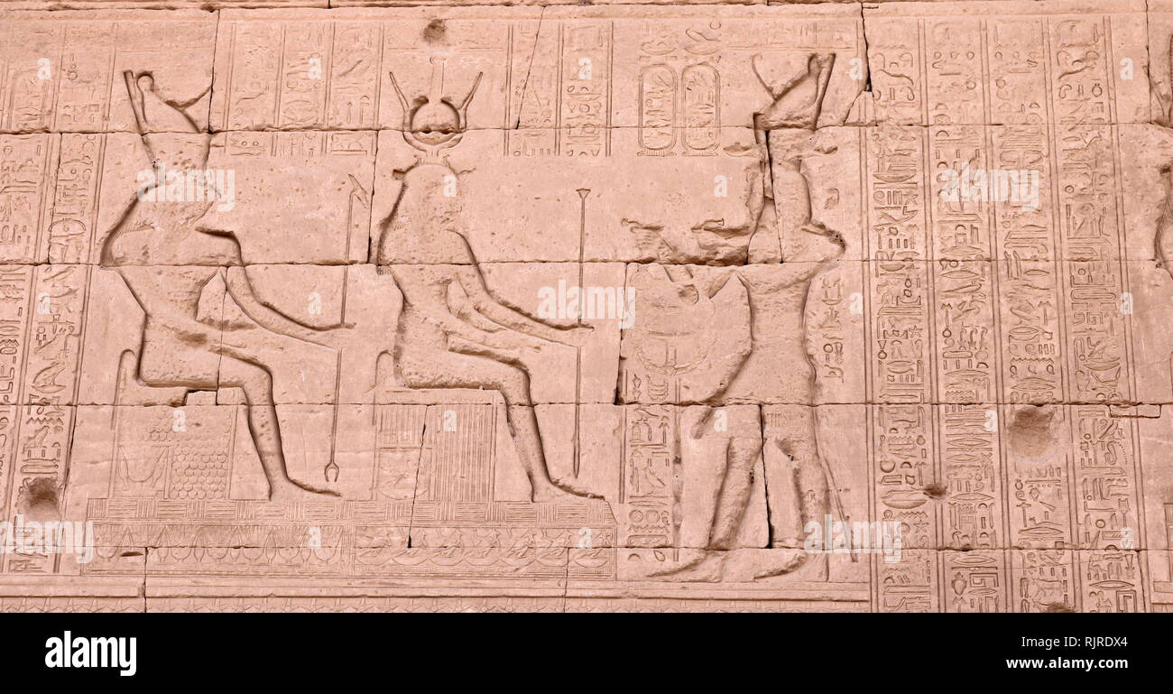 L'Empereur romain Tibère présentant offrant de briques tirées de la déesse Isis, et le dieu Horus. À partir d'un relief au Temple d'Hathor, Dendérah Egypte Banque D'Images