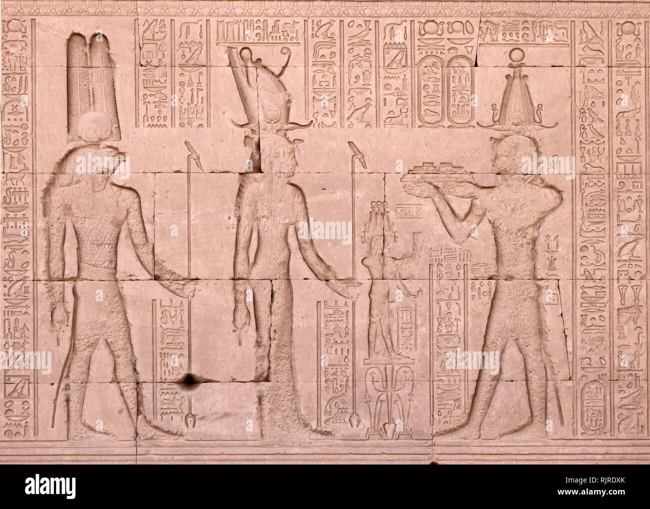 L'Empereur romain Tibère présentant offrant de briques tirées de la déesse Isis, et le dieu Horus. À partir d'un relief au Temple d'Hathor, Dendérah Egypte Banque D'Images