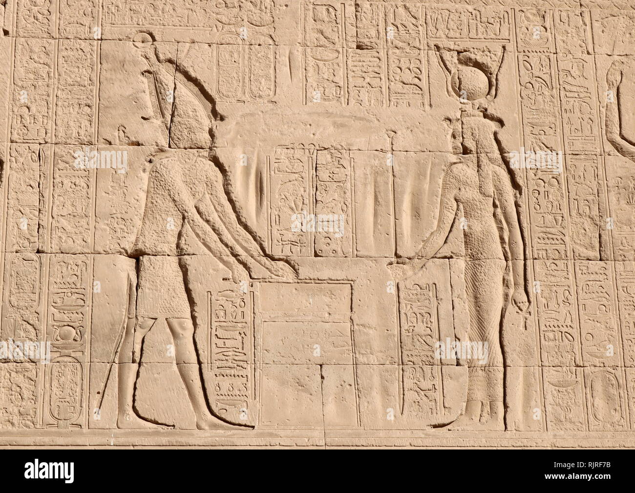 Le roi en face d'Hathor, l'allégement de l'Égypte ancienne au Temple d'Hathor, Dendérah, Egypte Banque D'Images