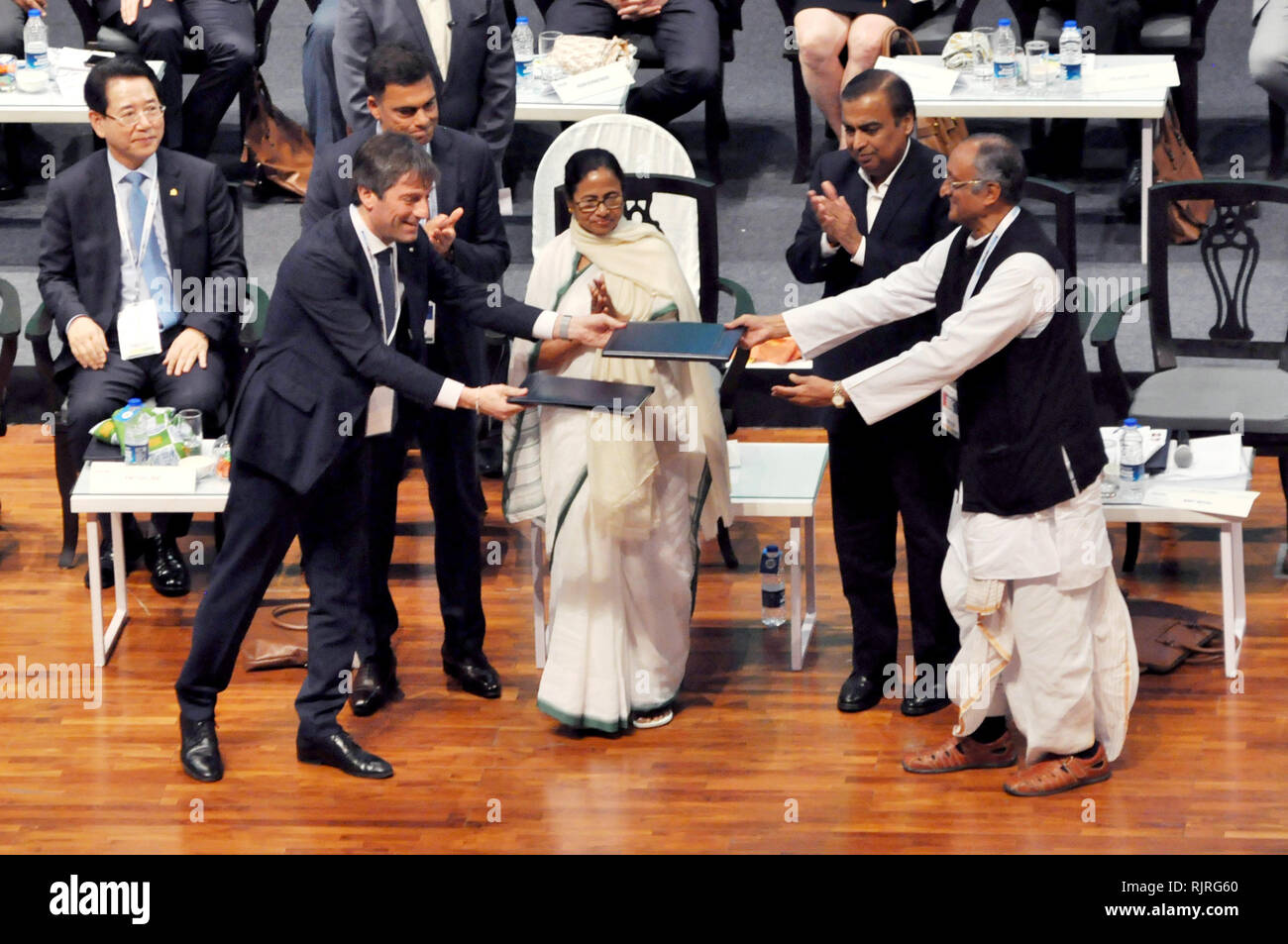 L'ouest du Bengale Chef Ministre Mamata Banerjee (milieu) le long d'entrepreneur et homme d'affaires au cours de l'inauguration du Bengale 2019 Sommet mondial des affaires. (Photo de Saikat Paul/Pacific Press) Banque D'Images