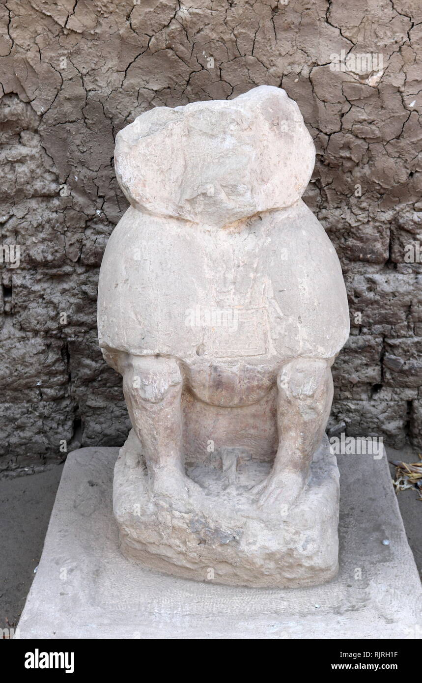 Statue en pierre de Babi, le fils premier-né d'Osiris, dieu des morts. Trouvé à l'Ramasseum temple mémorial (ou temple funéraire) du pharaon Ramsès II (ch. 1303 - 1213 av. J.-C.). situé dans la nécropole thébaine en Haute Egypte, à travers le Nil à partir de la ville moderne de Louxor. Banque D'Images