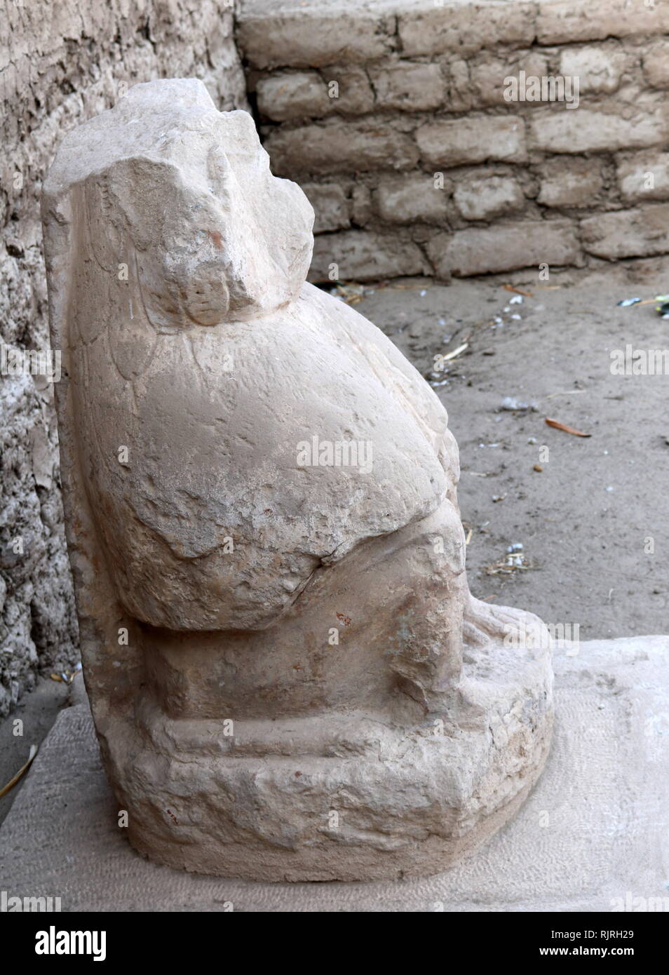 Statue en pierre de Babi, le fils premier-né d'Osiris, dieu des morts. Trouvé à l'Ramasseum temple mémorial (ou temple funéraire) du pharaon Ramsès II (ch. 1303 - 1213 av. J.-C.). situé dans la nécropole thébaine en Haute Egypte, à travers le Nil à partir de la ville moderne de Louxor. Banque D'Images