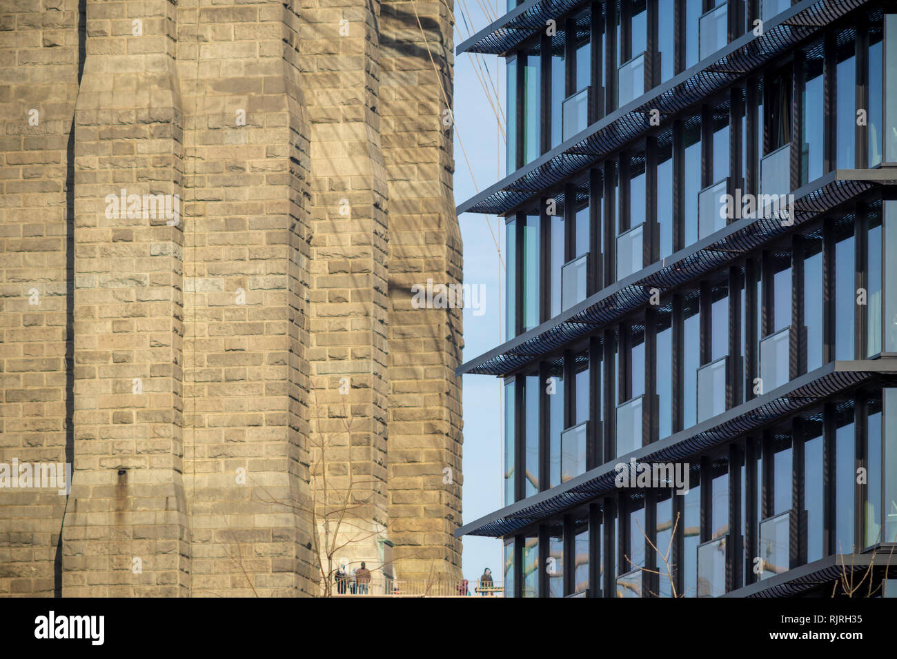 Plusieurs logements occupés, droite, contiguë à Brooklyn Bridge Park et le pont de Brooklyn de Brooklyn, à New York, le samedi, 2 février 2019. (Â© Richard B. Levine) Banque D'Images
