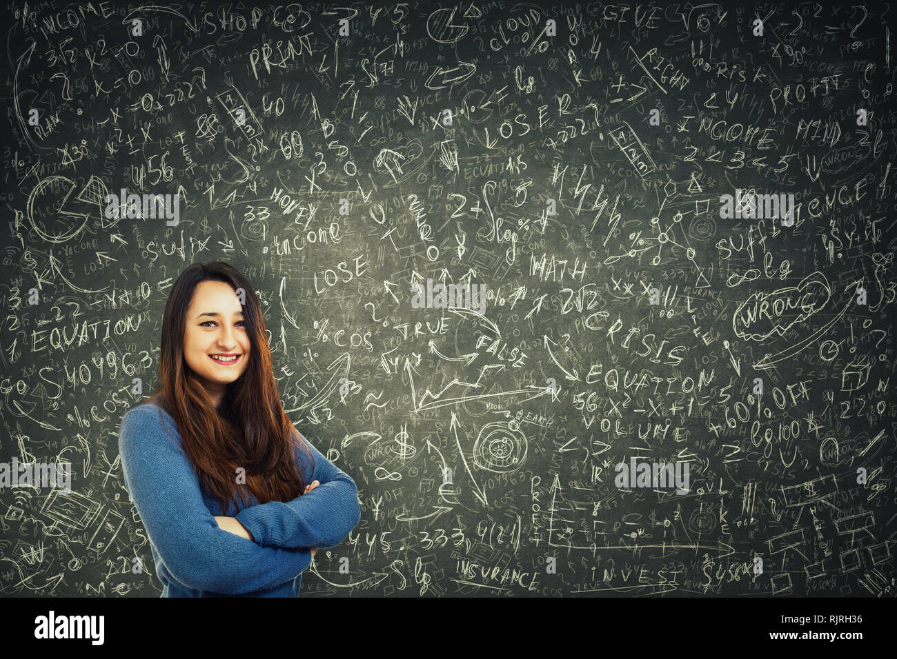Cheerful woman smiling holding enseignant les bras croisés sur tableau noir, l'arrière-plan a à résoudre le calcul mathématiques complexes, formule et équations. F Banque D'Images