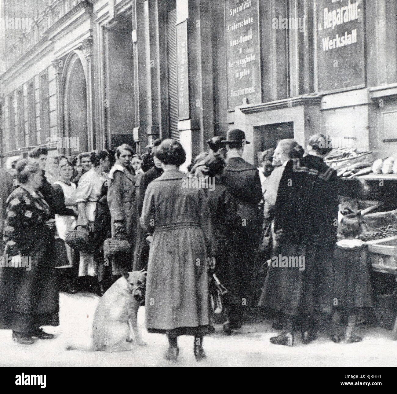 L'hyperinflation à Weimar, en Allemagne, 1923. Files d'attente pour l'épicerie à Berlin en tant que valeur de la German Reichsmark spirales de contrôle et perd toute valeur Banque D'Images