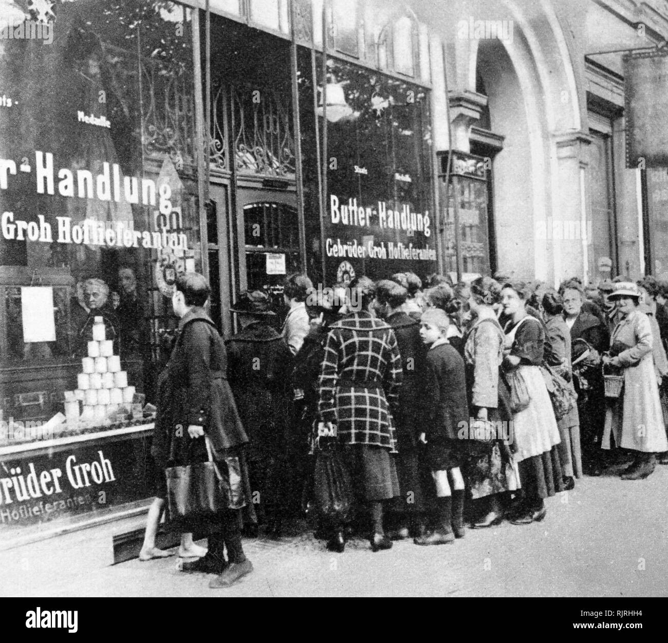 L'hyperinflation à Weimar, en Allemagne, 1923. Files d'attente pour l'épicerie à Berlin en tant que valeur de la German Reichsmark spirales de contrôle et perd toute valeur Banque D'Images