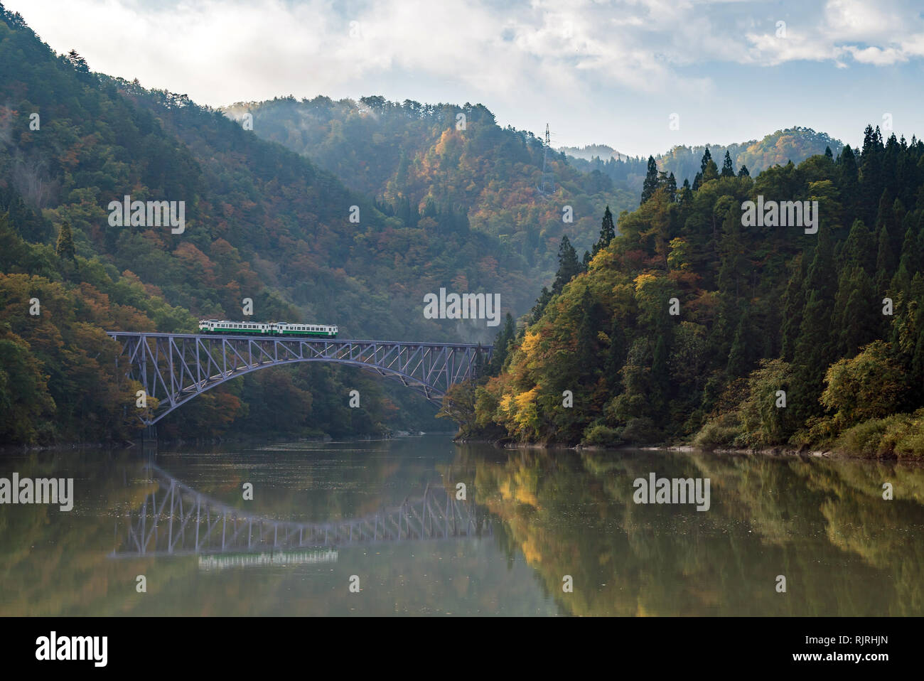 Automne feuillage Premier pont de Fukushima Daiichi dans kyouryou point vue Fukushima Japon Mishima Banque D'Images