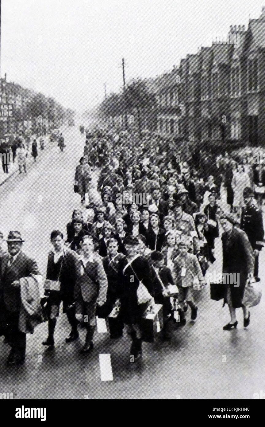 L'évacuation d'enfants à la campagne, en Grande-Bretagne durant la Seconde Guerre mondiale. Conçus pour protéger les personnes, en particulier les enfants, contre les risques associés à un bombardement aérien des villes en les déplaçant dans des zones considérées comme moins à risque Banque D'Images