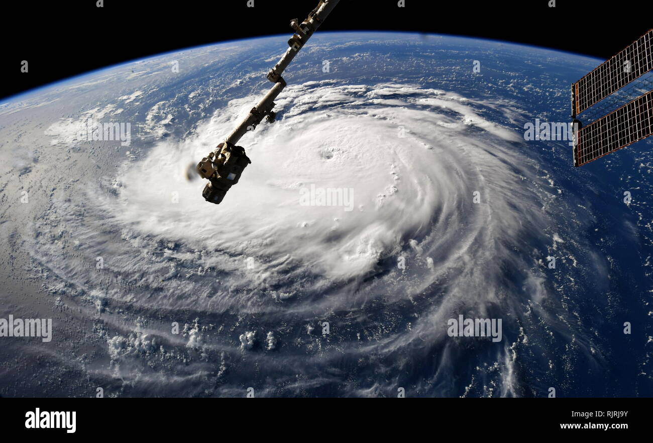 Image de l'ouragan Florence le 10 septembre 2018, à partir de la Station spatiale internationale. L'ouragan Florence est actuellement un cyclone tropical sur l'océan Atlantique, ce qui menace le Sud-est des États-Unis et les États-Unis états Mid-Atlantic. Le sixième ouragan, troisième ouragan et le premier grand ouragan de la saison des ouragans dans l'Atlantique 2018, Florence est issue d'une onde tropicale qui s'est dégagé sur la côte ouest de l'Afrique le 30 août. Banque D'Images Image de l'ouragan Florence le 10 septembre 2018, à partir de la Station spatiale internationale. L'ouragan Florence est actuellement un cyclone tropical sur l'océan Atlantique, ce qui menace le Sud-est des États-Unis et les États-Unis états Mid-Atlantic. Le sixième ouragan, troisième ouragan et le premier grand ouragan de la saison des ouragans dans l'Atlantique 2018, Florence est issue d'une onde tropicale qui s'est dégagé sur la côte ouest de l'Afrique le 30 août. Banque D'Images