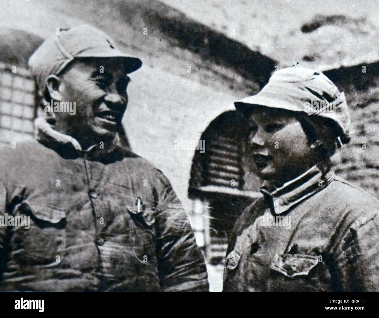 Zhu De (1886 - 6 juillet 1976), général chinois, le seigneur de guerre, homme politique, révolutionnaire et l'un des pionniers du parti communiste de Chine. On voit ici avec son épouse, Kang Keqing, dans les grottes de Yan'an au cours de la Longue Marche. Kang Keqing (1911 - 1992), était un homme politique de la République populaire de Chine Banque D'Images