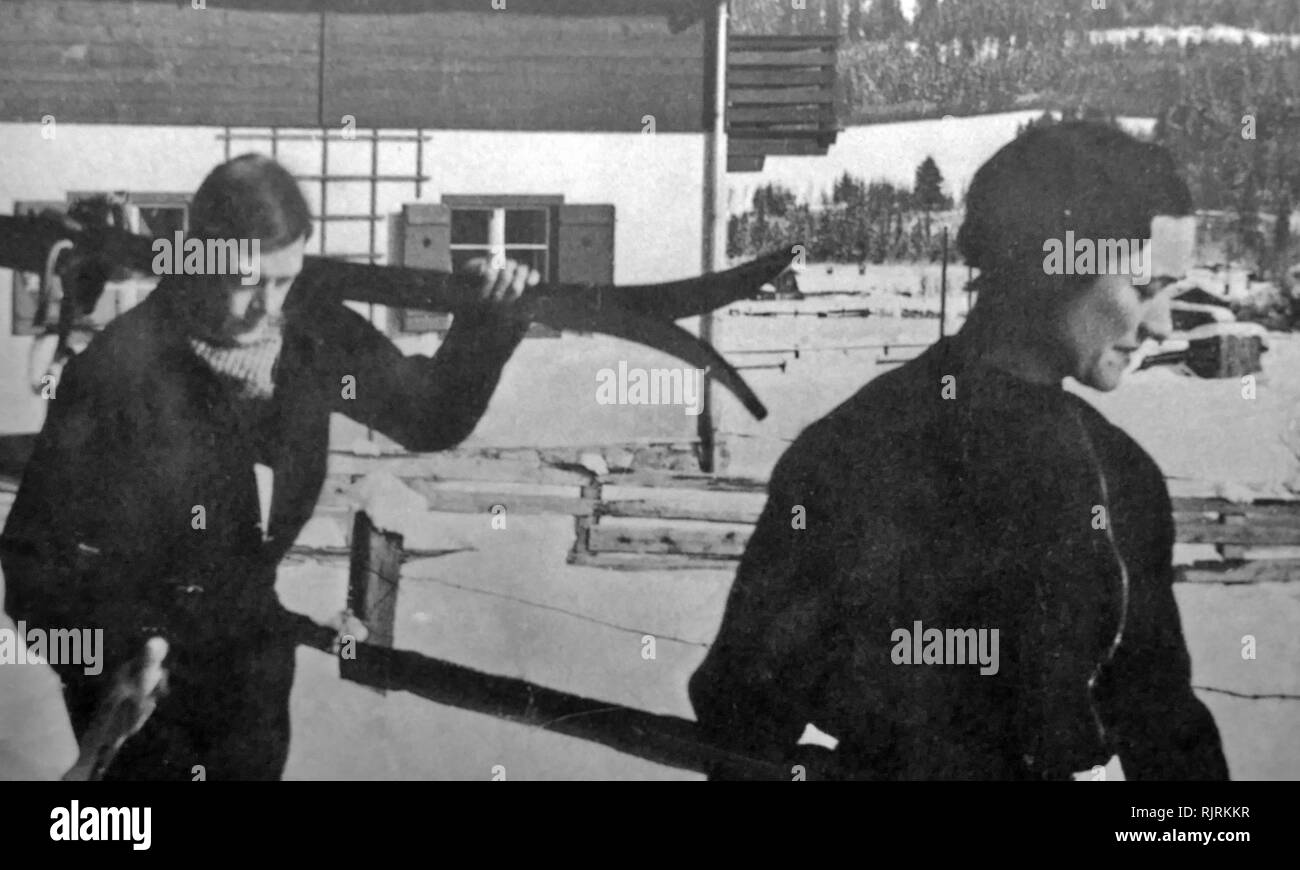 Le duc de Windsor (alors Prince de Galles) et Mme Wallis Simpson ; vacances de ski à Lech, dans le Tyrol, l'Italie. 1935. Le duc de Windsor est un titre dans la Pairie du Royaume-Uni. Il a été crée le 8 mars 1937, pour l'ex-roi Édouard VIII, après son abdication le 11 décembre 1936. Le roi Édouard VIII abdique le 11 décembre 1936, afin qu'il puisse épouser la femme divorcée américaine Wallis Simpson. Banque D'Images