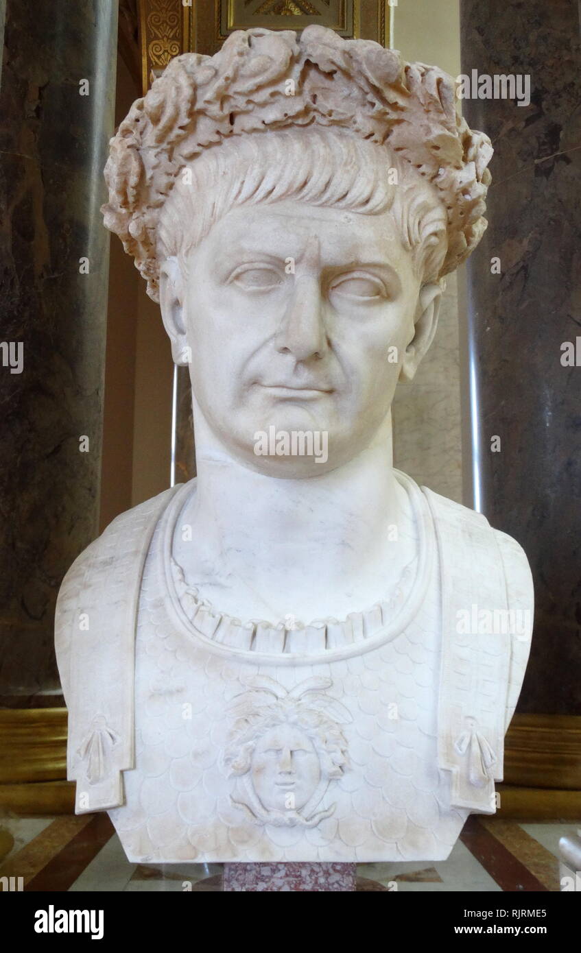 Buste en marbre de Trajan (53 - 117 AD), empereur romain de 98 à 117 Ma. Trajan est le souvenir d'un soldat-empereur qui a présidé à la plus grande expansion militaire de l'histoire romaine, conduisant l'empire d'atteindre son maximum d'étendue territoriale au moment de sa mort. Il est également connu pour ses activités philanthropiques, règle la surveillance de vastes programmes de construction et la mise en œuvre de politiques sociales, ce qui lui a valu sa réputation de la deuxième des cinq bons empereurs qui a présidé à une ère de paix et de prospérité dans le monde méditerranéen. Banque D'Images