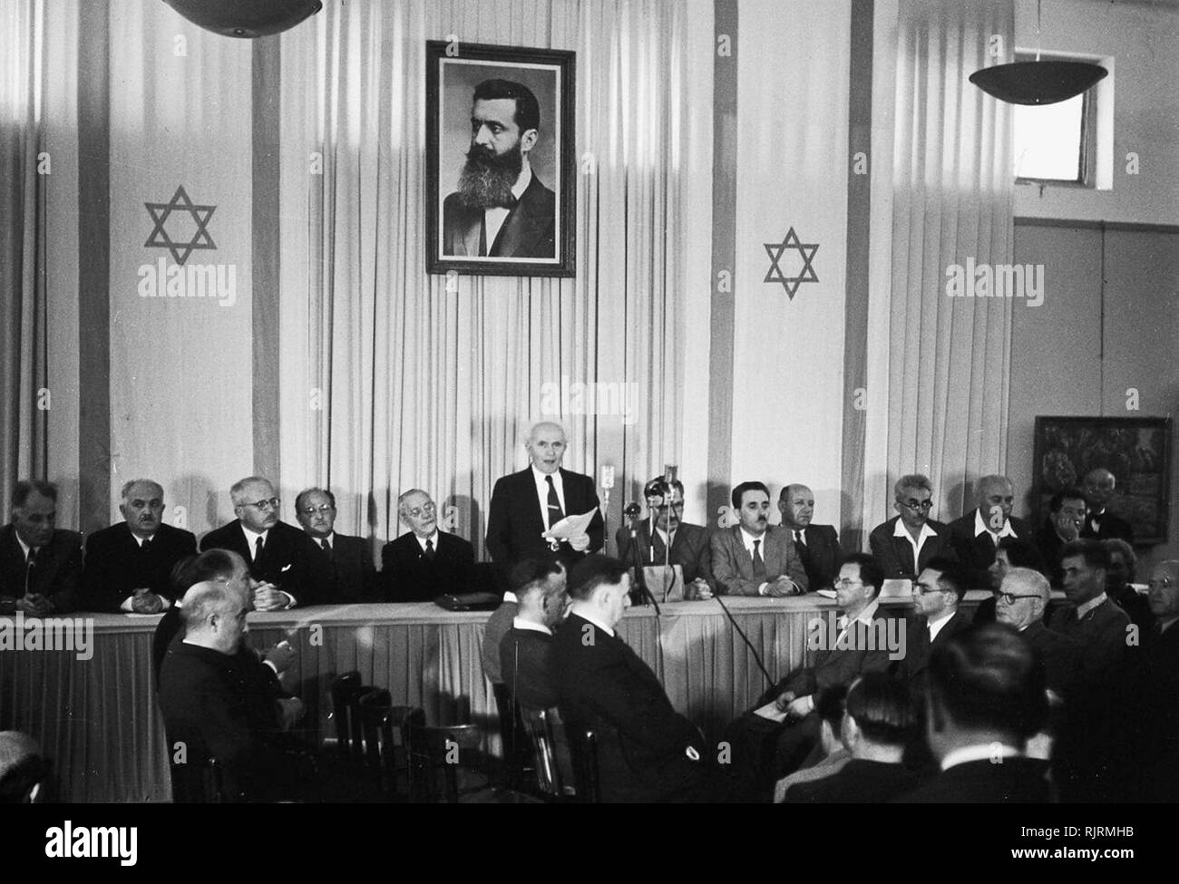 Déclaration de l'établissement de l'état d'Israël (14 mai 1948) par David Ben Gourion, le chef exécutif de l'Organisation sioniste mondiale ; Président de l'Agence juive pour la Palestine, et bientôt d'être le premier Premier Ministre d'Israël. Banque D'Images