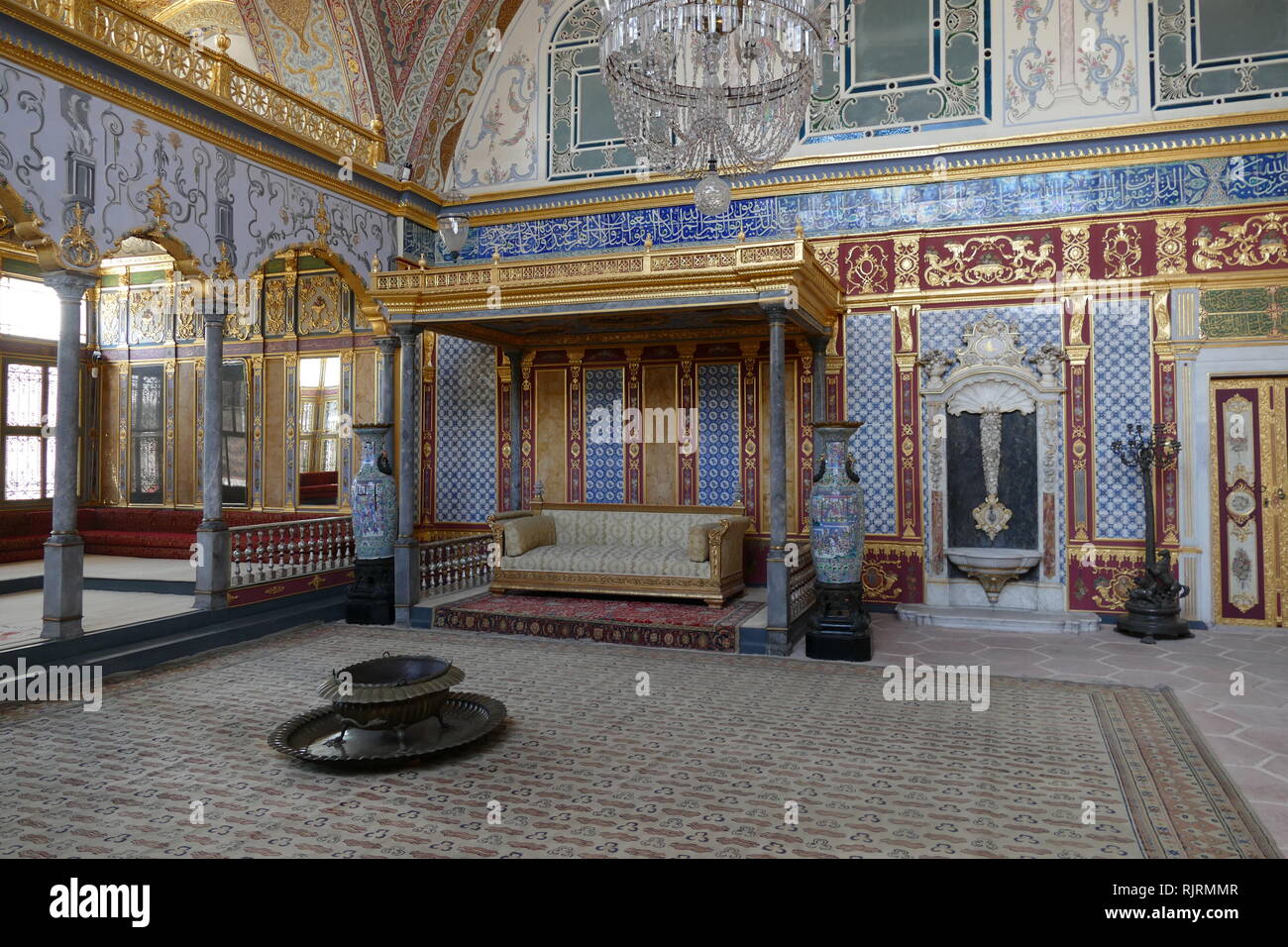 Intérieur de l'Imperial Hall (Hunkar Canapés ?) au Palais de Topkapi à Istanbul. La Turquie. Au 15ème siècle, the Topkapi a servi de résidence principale et siège administratif des sultans Ottomans. La construction a commencé en 1459, commandé par Mehmet le Conquérant. Palais Topkapi Était à l'origine appelé le "nouveau Palais". Il a été donné le nom Palais Topkapi, sens Cannon Gate, dans le 19e siècle Banque D'Images