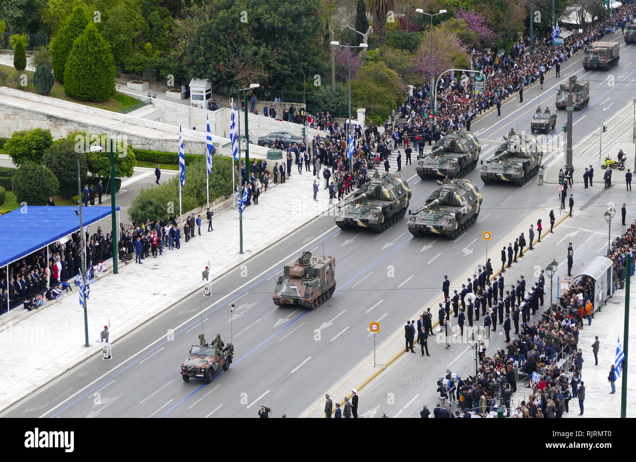 Parade militaire grecque, à Athènes pour les commémorations de l'indépendance 2018. La Grèce est membre de l'Organisation du Traité de l'Atlantique Nord (OTAN). Banque D'Images