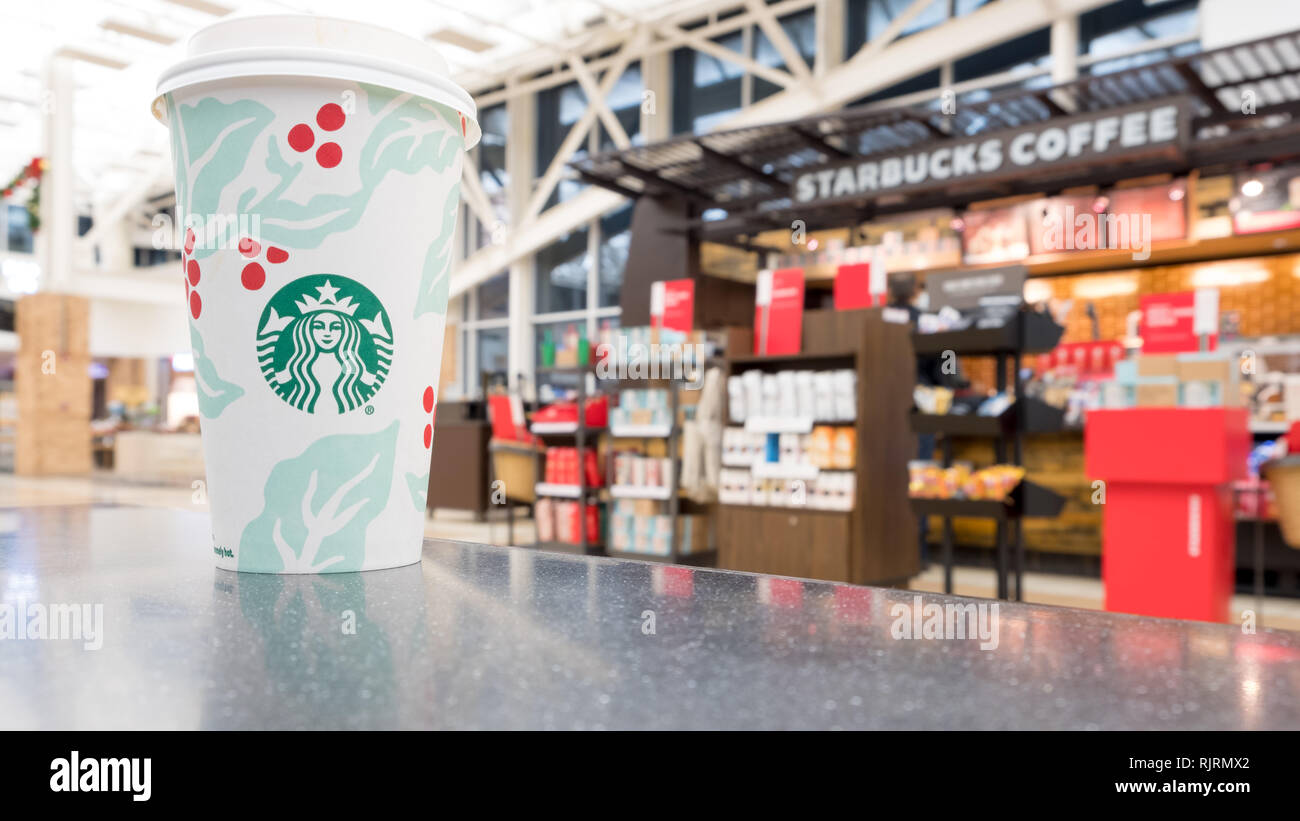 CHICAGO, IL - 1 décembre 2018 - boutique Starbucks à l'intérieur O'Hare Travel Plaza avec différents types de café sur l'affichage Banque D'Images