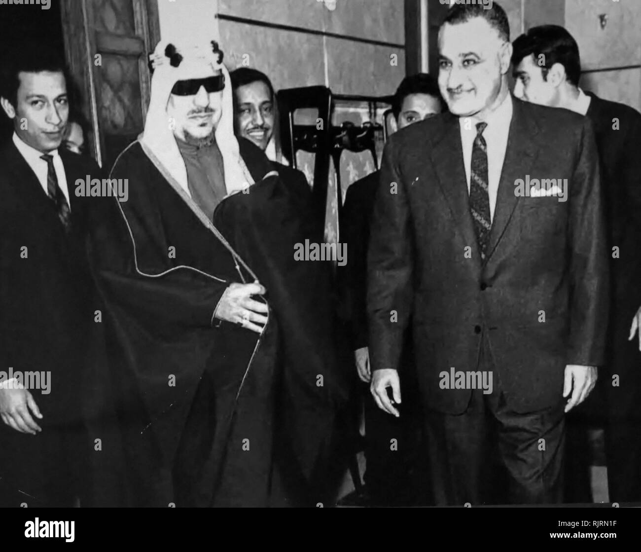 Le président Gamal Nasser d'Égypte avec Saud Bin Abdul-Aziz Al Saud (1902 - 1969), roi d'Arabie saoudite de 1953 à 1964. Banque D'Images