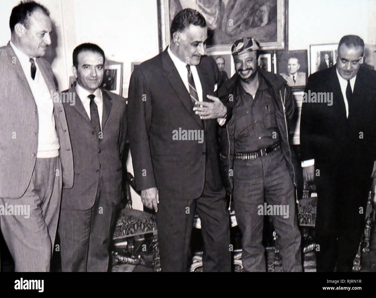 Le président Gamal Nasser d'Égypte avec le leader palestinien, Yasser Arafat 1968 Banque D'Images