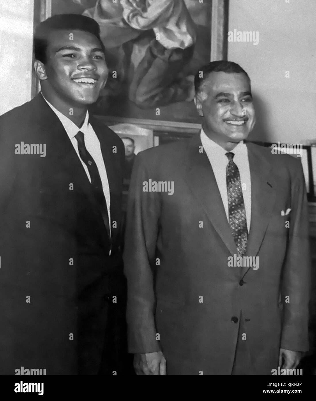 Muhammad Ali rencontre le président Nasser d'Égypte, 1964. Muhammad Ali,(1942 - 2016). Ali est un boxeur américain et militant ; il est généralement considéré comme l'un des plus importants et les plus célèbres personnalités sportives du 20e siècle. Banque D'Images