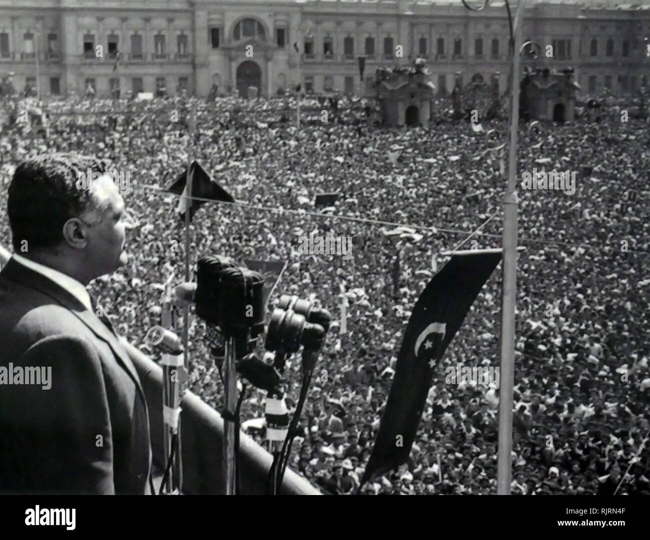 Les foules bienvenue Gamal Abdel Nasser (1918 - 1970), Président de l'Égypte, de 1956 jusqu'à sa mort en 1970. Nasser a dirigé le renversement de la monarchie en 1952 et a introduit des réformes foncières l'année suivante Banque D'Images