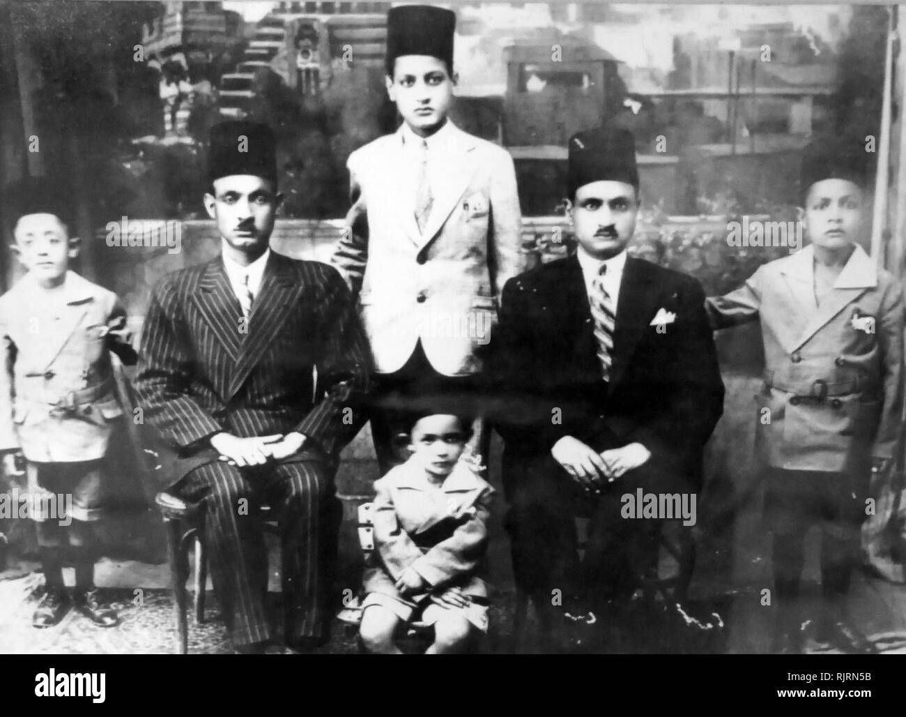 Portrait de famille de Gamal Nasser debout entre son père et son oncle et trois de ses propres frères. 1932. Gamal Abdel Nasser (1918 - 1970), Président de l'Égypte, à partir de 1956 jusqu'à sa mort en 1970. Nasser a dirigé le renversement de la monarchie en 1952 et a introduit des réformes foncières l'année suivante Banque D'Images