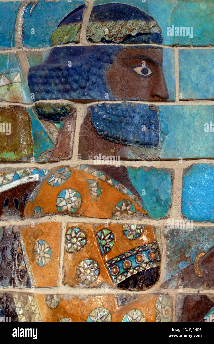 Détail d'une frise représentant des archers. Du palais achéménide de Darius I à Suse, Iran. 510 BC. L'Empire achéménide (550-330 avant J.-C.), appelé aussi le premier Empire perse, était un empire basé en Asie occidentale, fondée par Cyrus le Grand. Banque D'Images