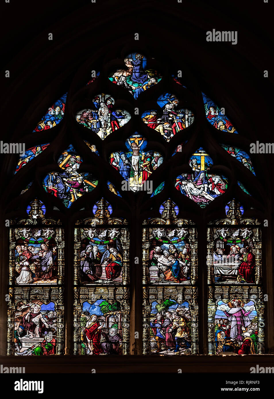 PARIS, FRANCE - 19 MAI 2012 : Scènes de la vie du Christ dans l'église de vitraux et Gervasius Protasius à Paris. France Banque D'Images