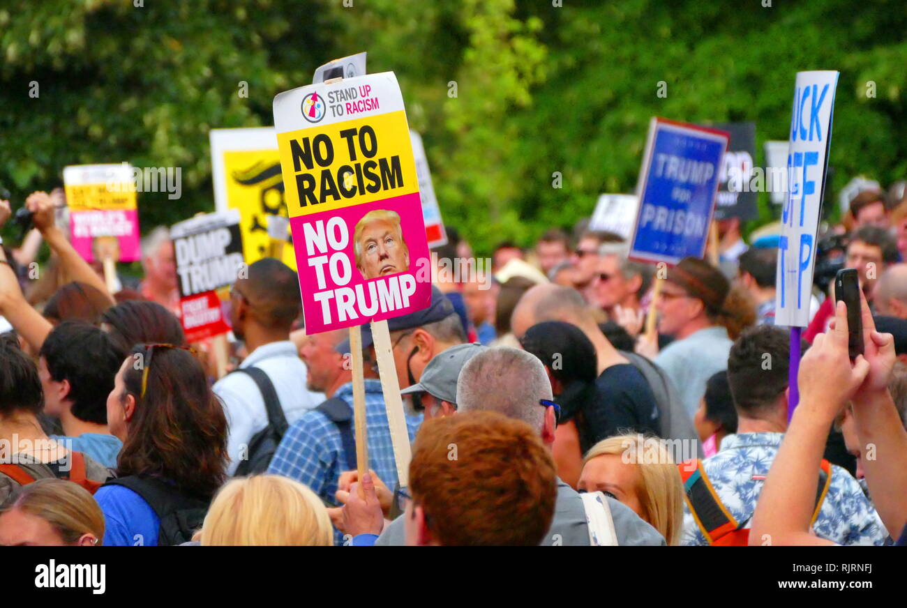 Protestation, autour de la résidence de l'ambassadeur américain à Londres, pour la visite au Royaume-Uni par le Président des Etats-Unis, Donald Trump, juillet 2018. Banque D'Images