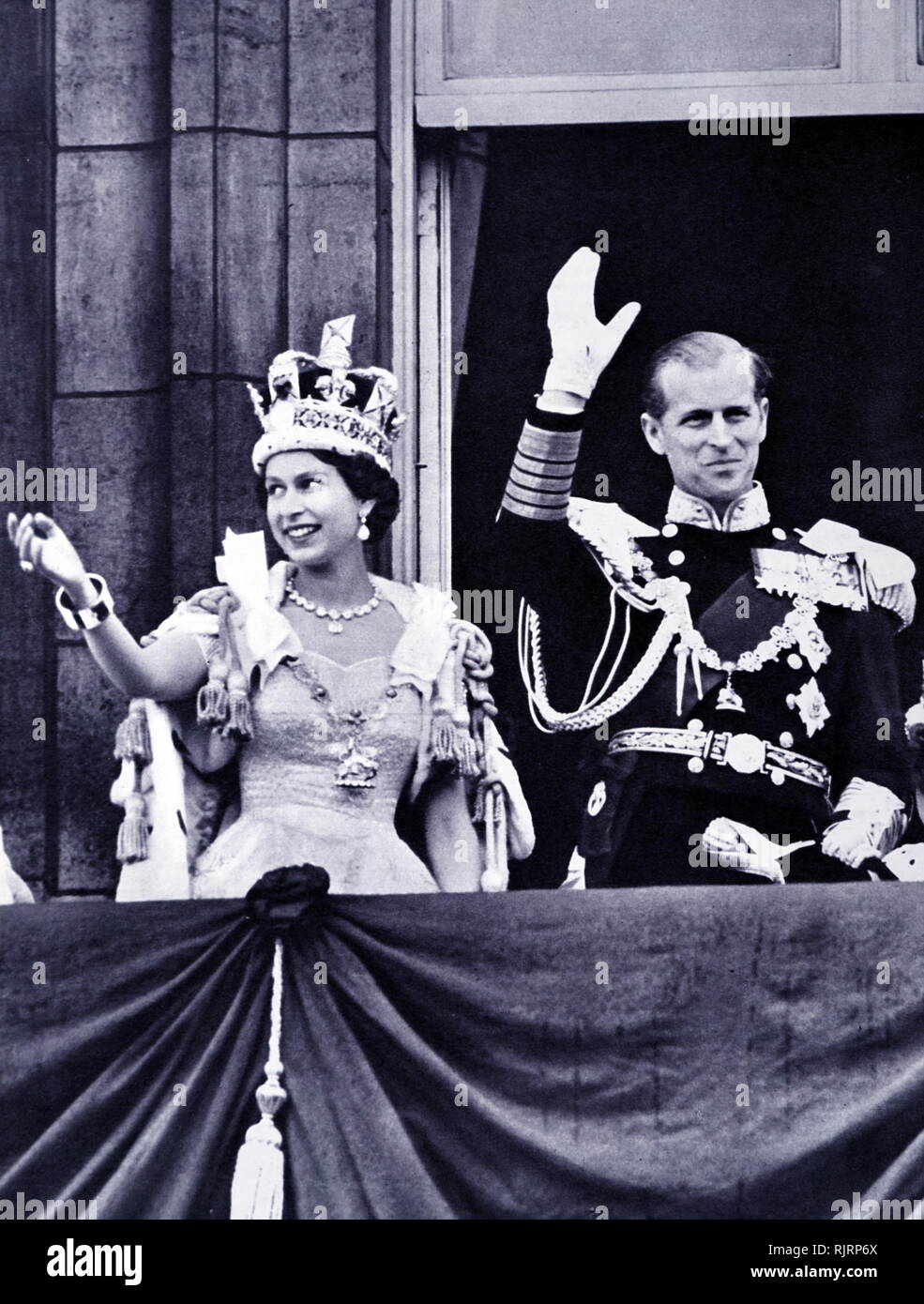 Le couronnement d'Elizabeth II du Royaume-Uni, a eu lieu le 2 juin 1953 à l'abbaye de Westminster, Londres. La reine Elizabeth II, avec le duc d'Édimbourg, à Buckingham Palace peu après leur retour de l'abbaye de Westminster Banque D'Images