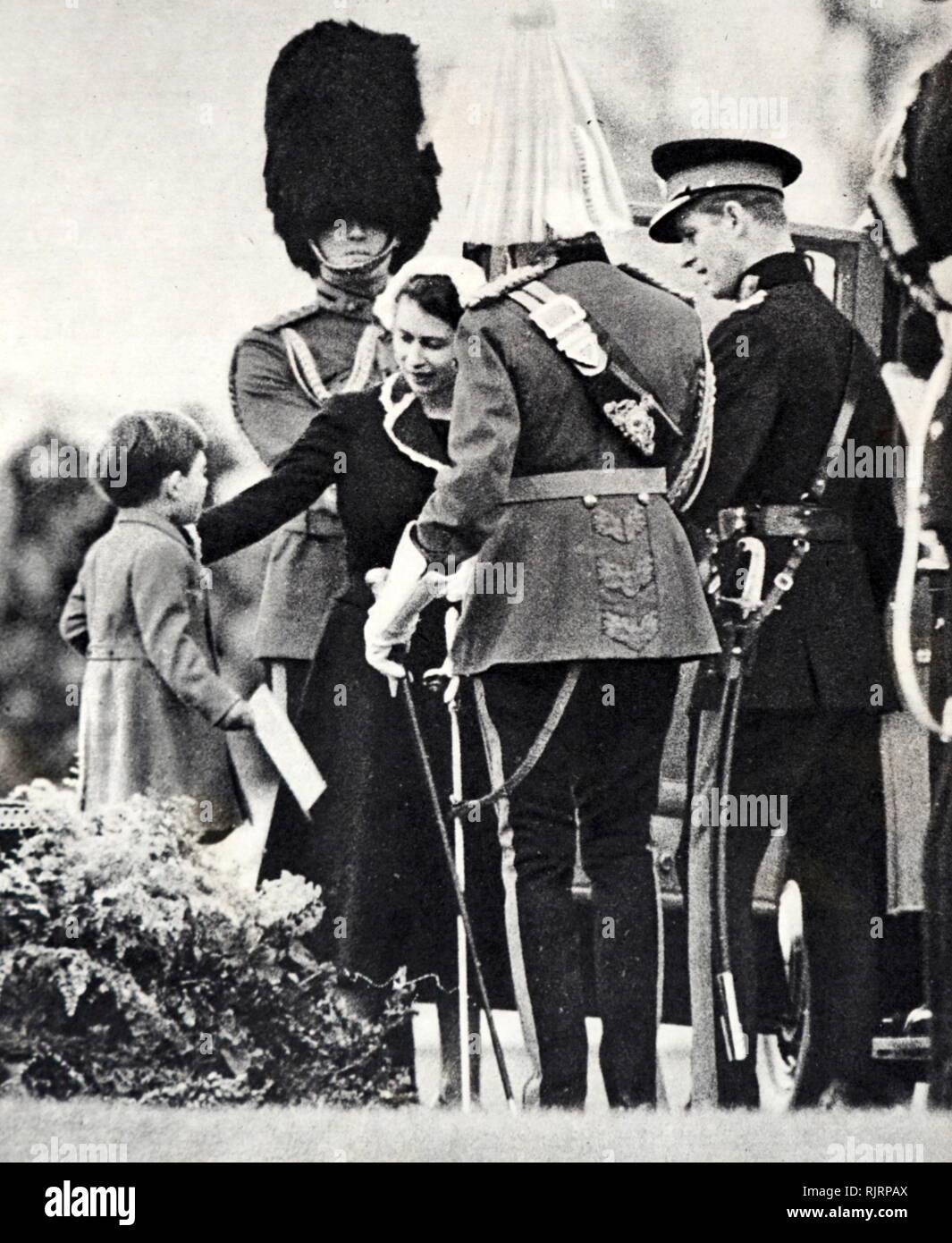 Les étalons soumis à la reine Elizabeth II en tant que le Prince Charles se joint à sa mère. 1953&# 13 ;&# 10 ; Banque D'Images