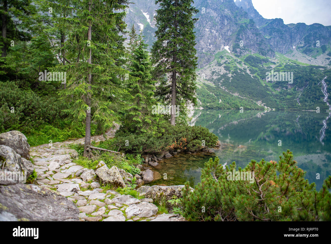 Une photo de lac Morskie Oko et les montagnes Tatra (oeil de la mer), arbres, et d'un sentier dans le Parc National des Tatras,lesser Poland Vovoidship, Pologne Banque D'Images