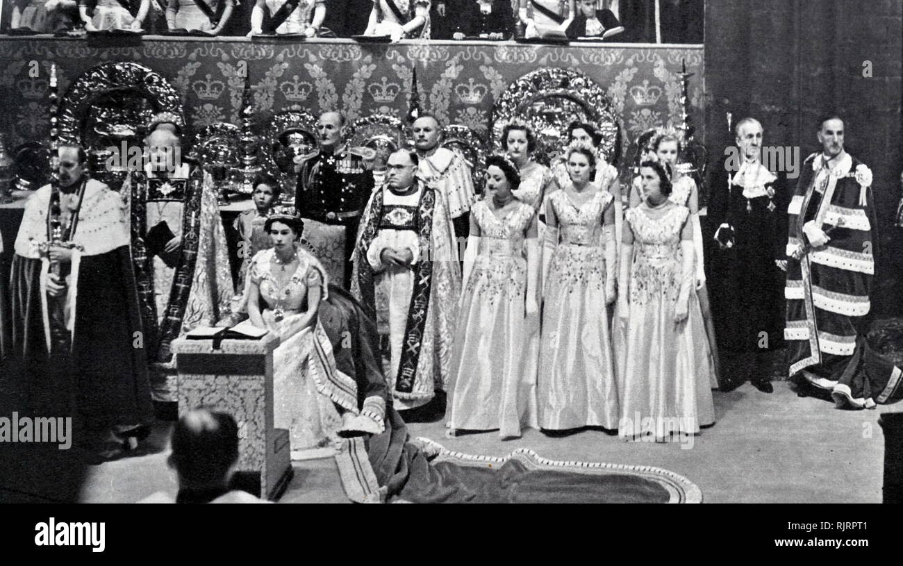 Couronnement d'Elizabeth II du Royaume-Uni, a eu lieu le 2 juin 1953 à l'abbaye de Westminster, Londres. La reine Elizabeth II, avec le duc d'Édimbourg, à Buckingham Palace peu après leur retour de l'abbaye de Westminster Banque D'Images