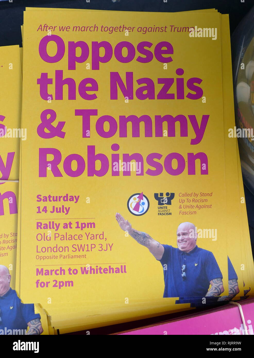 Brochure publiée contre, Tommy Robinson, un activiste d'extrême-droite, qui a co-fondé et a servi de porte-parole et chef de l'English Defence League (EDL). Banque D'Images