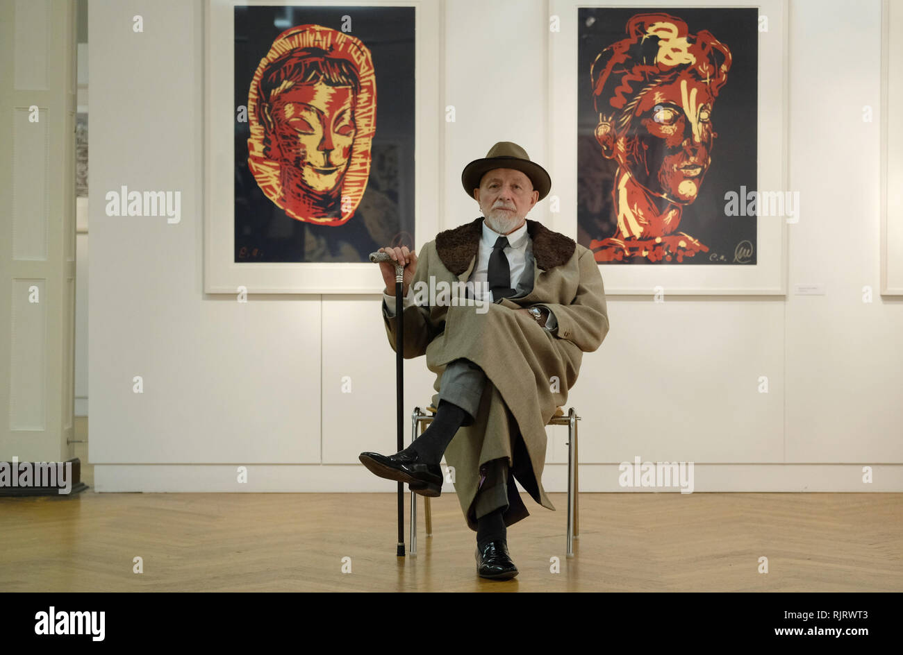 Leipzig, Allemagne. 07Th Feb 2019. L'artiste Markus Lüpertz se trouve dans le Museum für Druckkunst en face de bois gravés avec le titre "ycenaean' à partir de 1986. 80 copies de l'un des plus célèbres artistes contemporains allemands peut être vu dans le musée à partir de 07.02.2019 à 28.04.2019. Credit : Sebastian Willnow/dpa-Zentralbild/dpa/Alamy Live News Banque D'Images