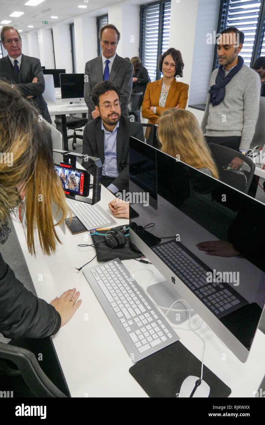 Lyon, France, 7 février 2019 : Mounir Mahjoubi, secrétaire d'Etat français délégué au développement numérique, est vu à Lyon Confluence (centre-est de la France) le 7 février 2019, alors qu'il rend visite à l'hotel rhône 101 école numérique dans le cadre de la séance d'inclusivité. Crédit photo : Serge Mouraret/Alamy Live News Banque D'Images