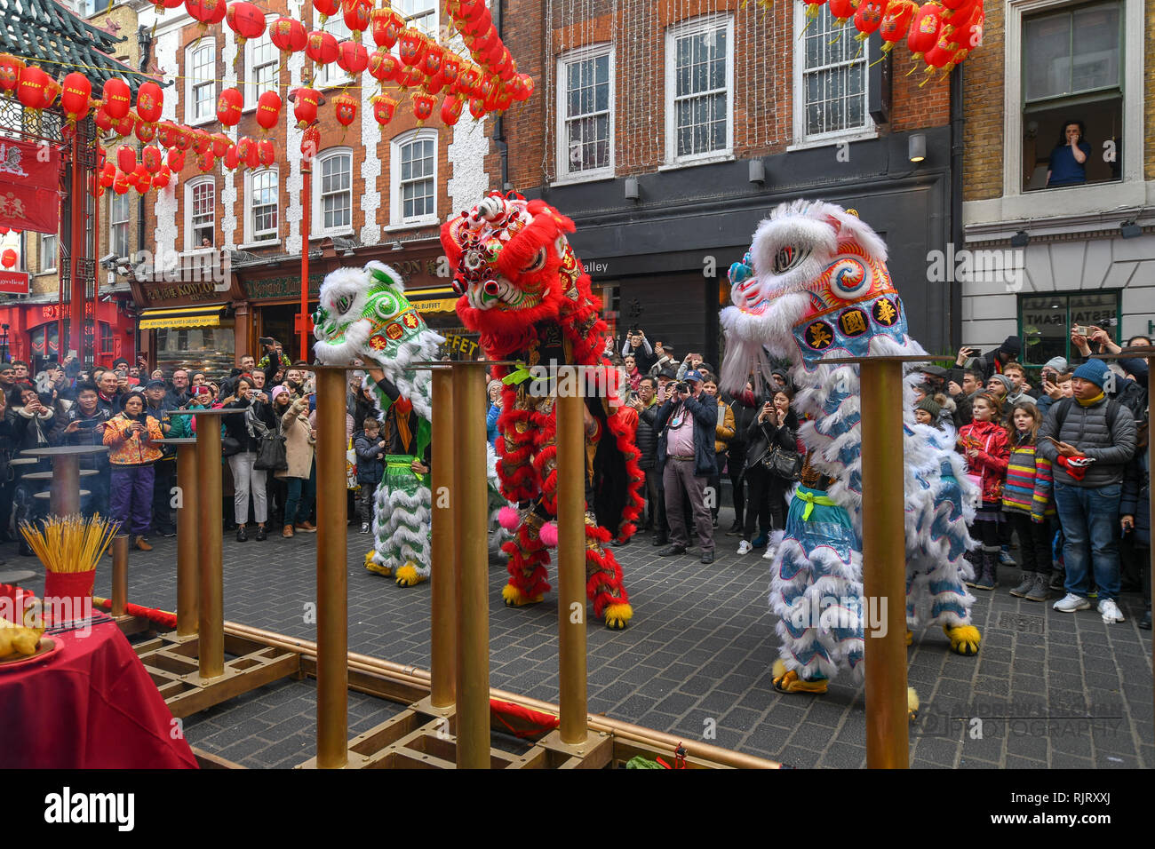 Chinatown, Londres, Royaume-Uni. 7 février 2019. En dehors de la Royal Dragon Restaurant dans le quartier chinois à 12.18h la précisément les entreprises sont ouvertes après la fêtes de fin d'année. Crédit : Andrew Lalchan/Alamy Live News Banque D'Images