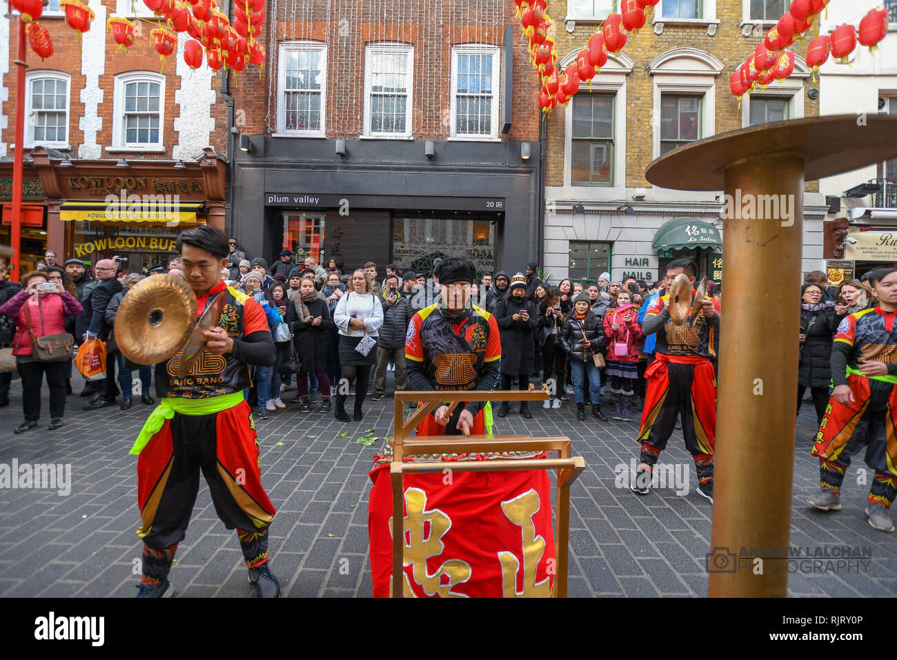 Chinatown, Londres, Royaume-Uni. 7 février 2019. En dehors de la Royal Dragon Restaurant dans le quartier chinois à 12.18h la précisément les entreprises sont ouvertes après la fêtes de fin d'année. Crédit : Andrew Lalchan/Alamy Live News Banque D'Images