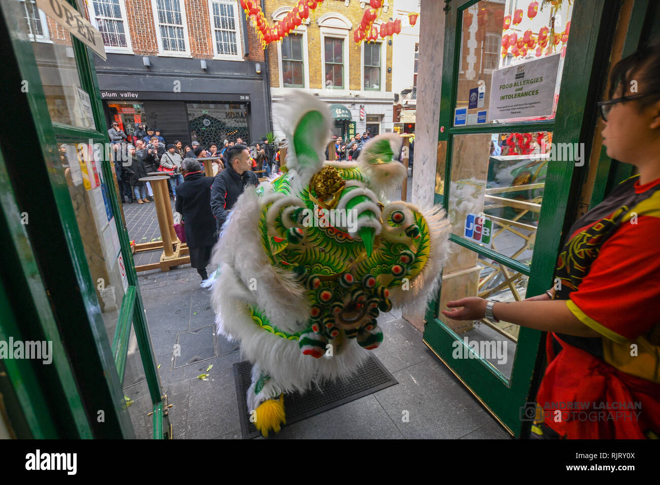 Chinatown, Londres, Royaume-Uni. 7 février 2019. En dehors de la Royal Dragon Restaurant dans le quartier chinois à 12.18h la précisément les entreprises sont ouvertes après la fêtes de fin d'année. Crédit : Andrew Lalchan/Alamy Live News Banque D'Images
