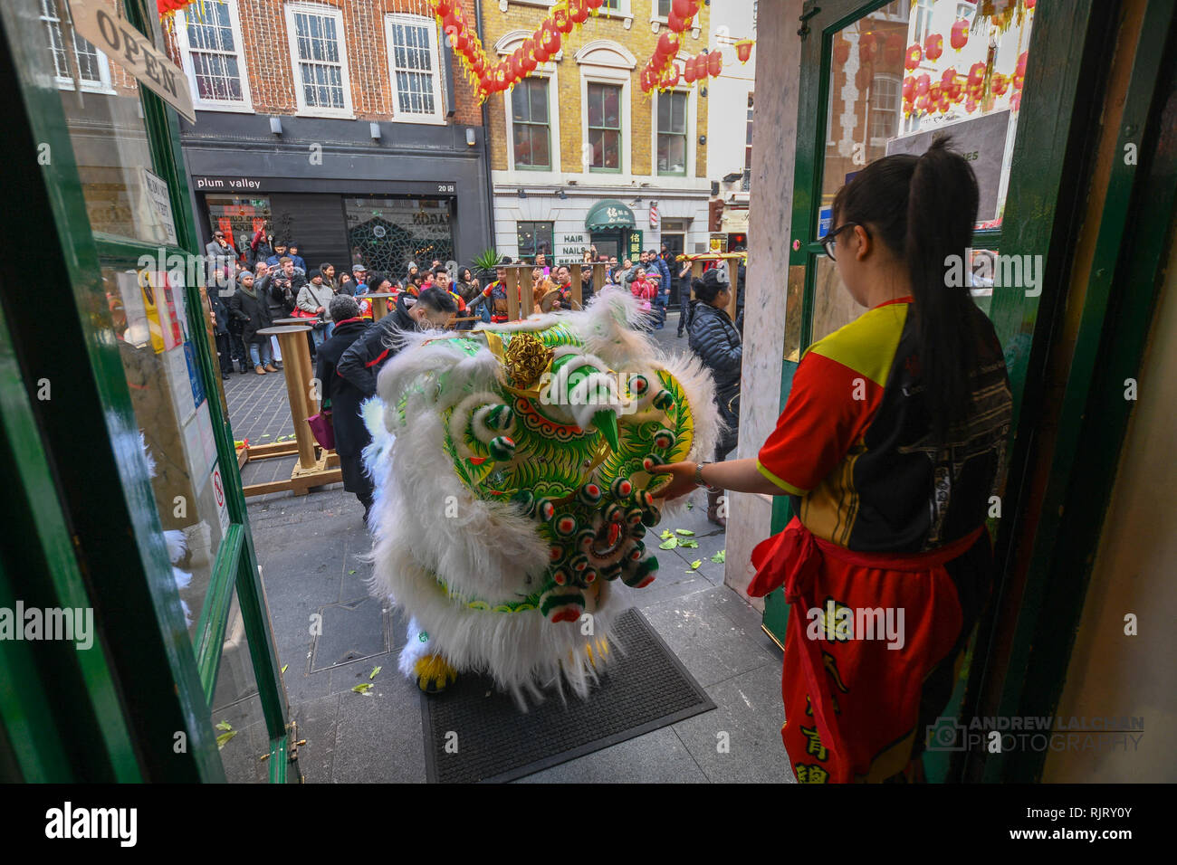 Chinatown, Londres, Royaume-Uni. 7 février 2019. En dehors de la Royal Dragon Restaurant dans le quartier chinois à 12.18h la précisément les entreprises sont ouvertes après la fêtes de fin d'année. Crédit : Andrew Lalchan/Alamy Live News Banque D'Images