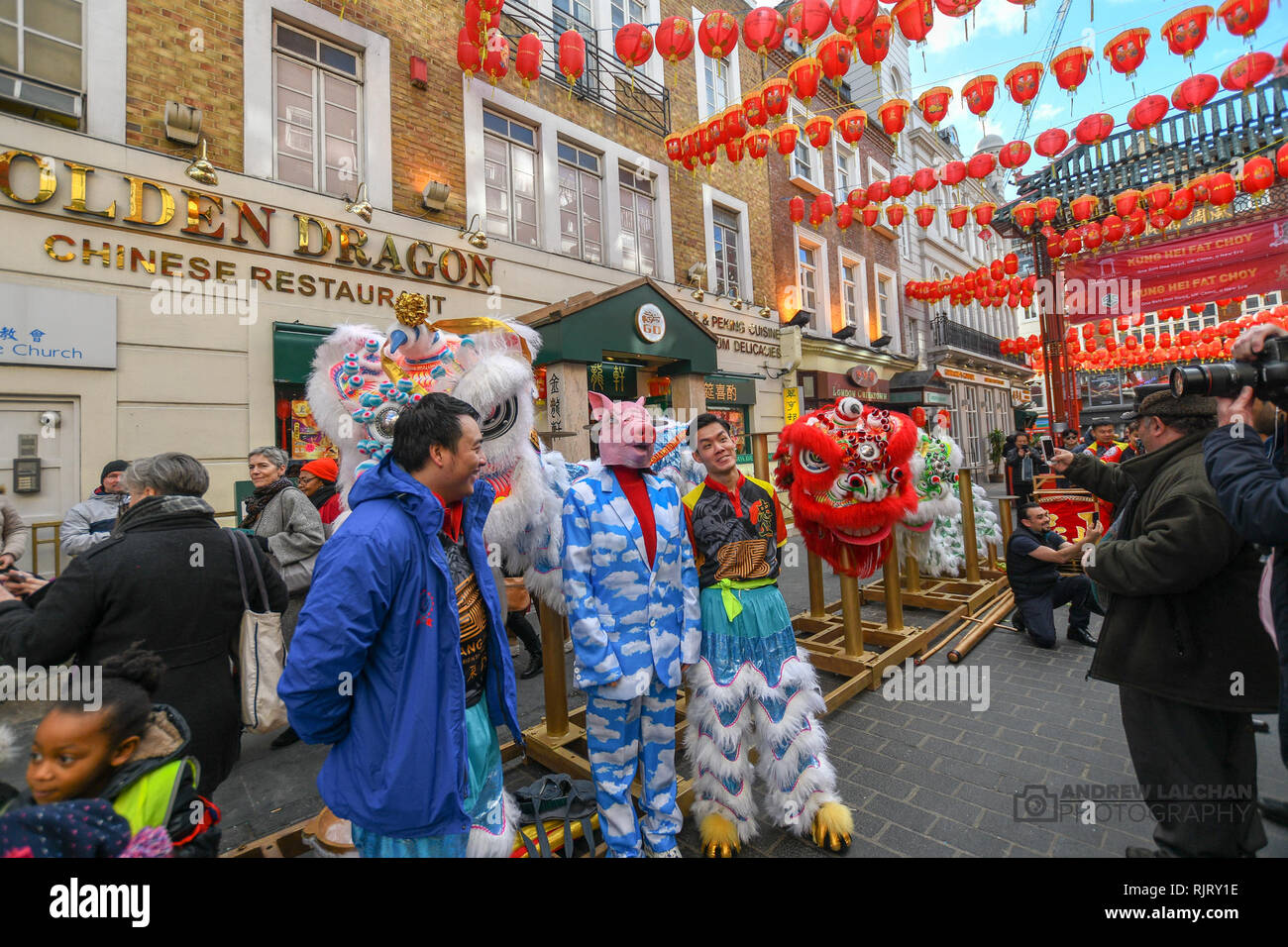 Chinatown, Londres, Royaume-Uni. 7 février 2019. En dehors de la Royal Dragon Restaurant dans le quartier chinois à 12.18h la précisément les entreprises sont ouvertes après la fêtes de fin d'année. Crédit : Andrew Lalchan/Alamy Live News Banque D'Images