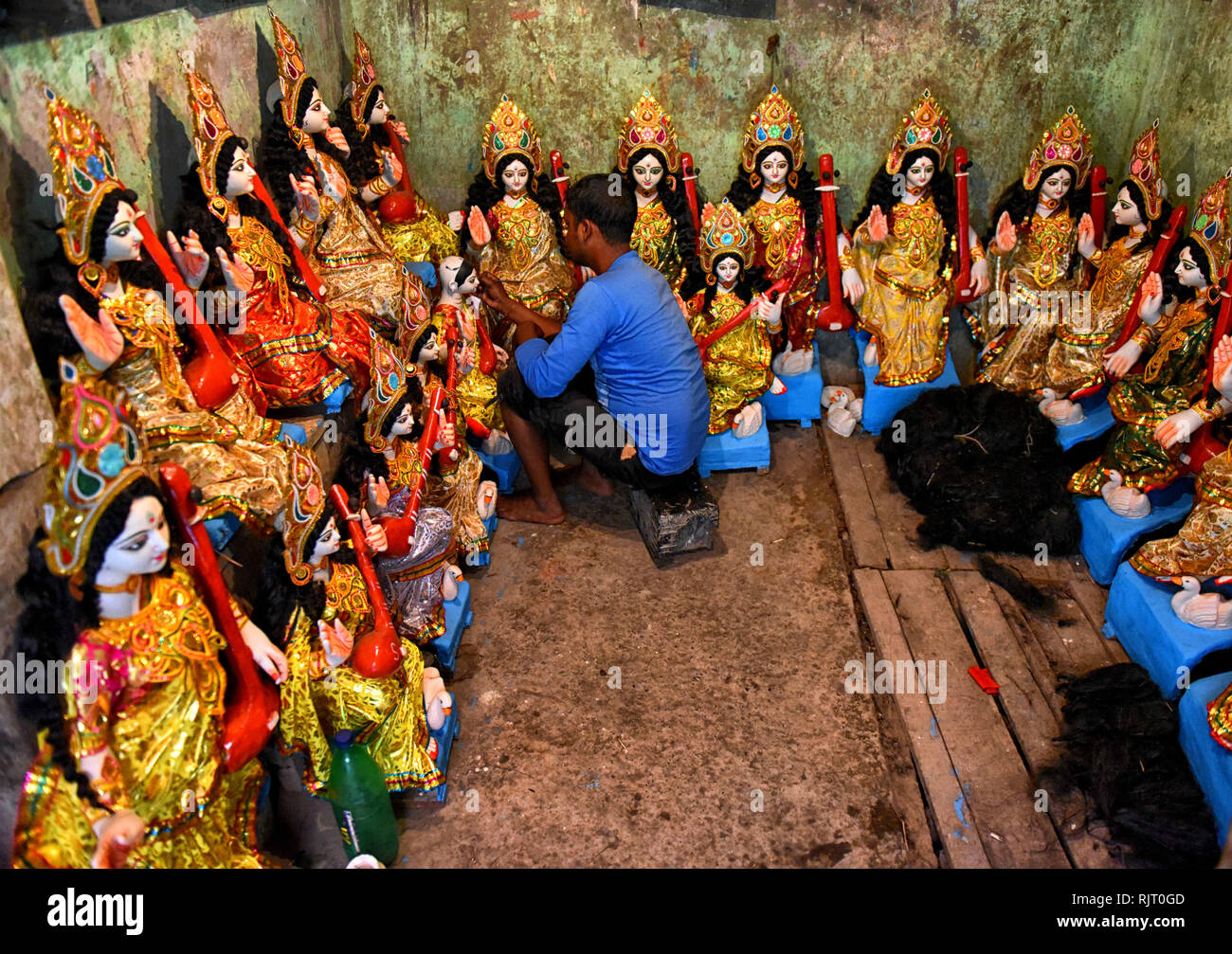 Kolkata, Bengale occidental, Inde. 7 Février, 2019. Un artiste vu donner une touche finale sur l'idole de la déesse hindoue Saraswati avant l'établissement Basant Panchami Festival à Kumartuli.Les artistes ont été vus en donnant une touche finale sur l'idole de la déesse hindoue Saraswati avant le Vasant Panchami ou Basant Panchami Festival à Kumartuli, Vasant Panchami est le festival hindou qui met en évidence l'arrivée du printemps en Inde. Credit : Avishek Das/SOPA Images/ZUMA/Alamy Fil Live News Banque D'Images