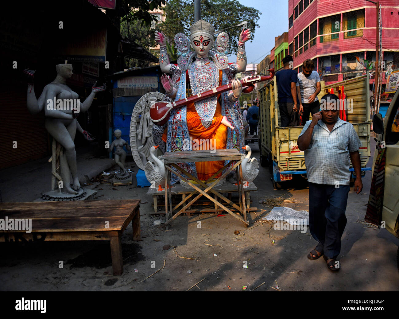 Kolkata, Bengale occidental, Inde. 7 Février, 2019. Un homme vu marcher en face de l'idole de Saraswati Devi sur la rue de Kumartuli.Les artistes ont été vus en donnant une touche finale sur l'idole de la déesse hindoue Saraswati avant le Vasant Panchami ou Basant Panchami Festival à Kumartuli, Vasant Panchami est le festival hindou qui met en évidence l'arrivée du printemps en Inde. Credit : Avishek Das/SOPA Images/ZUMA/Alamy Fil Live News Banque D'Images
