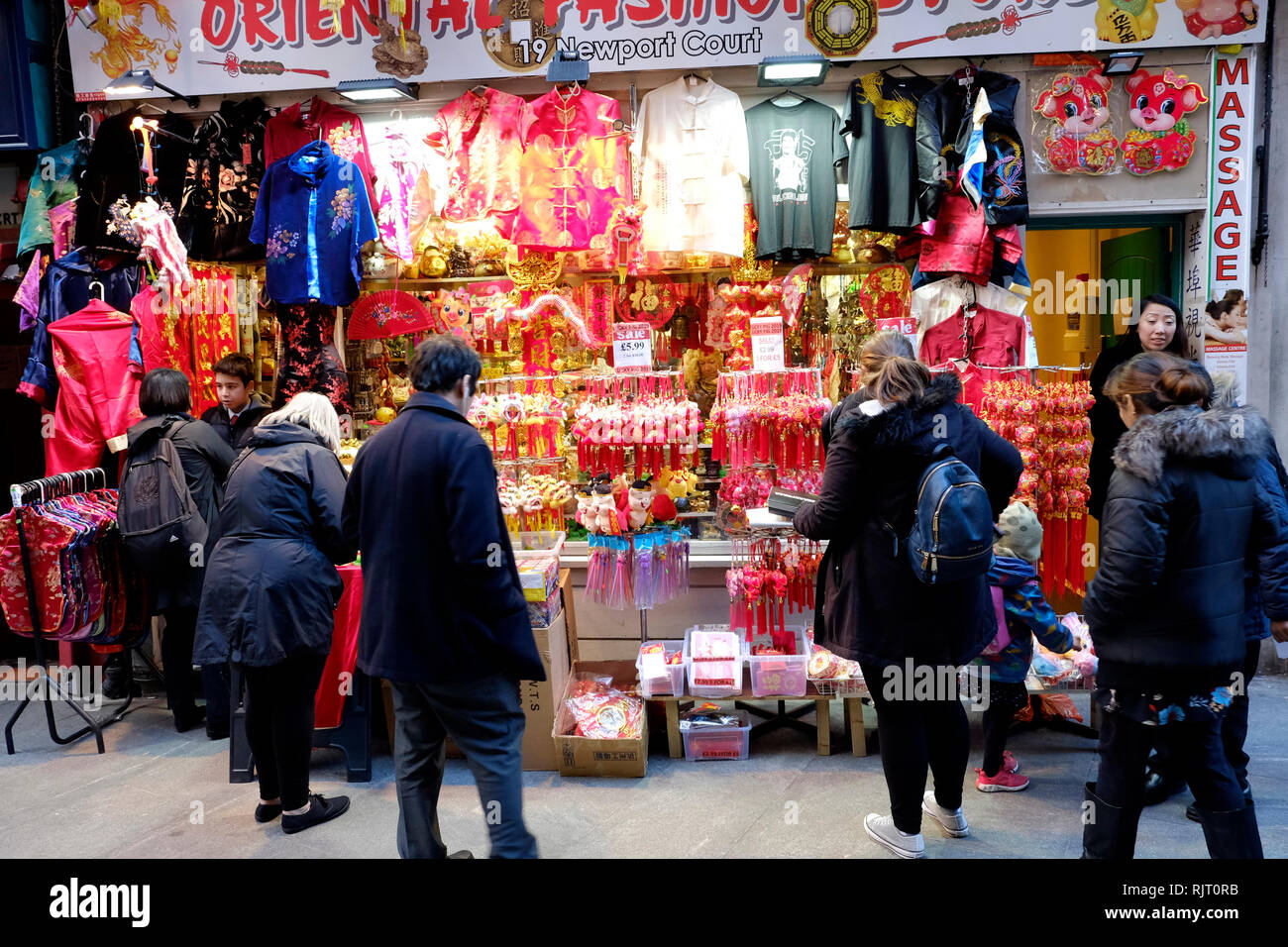 Londres, Royaume-Uni. 7 Février, 2019. Les préparatifs au China Town à Londres pour célébrer l'année du cochon, qui aura lieu dimanche le 10 mai. Credit : Yanice Idir/Alamy Live News Banque D'Images