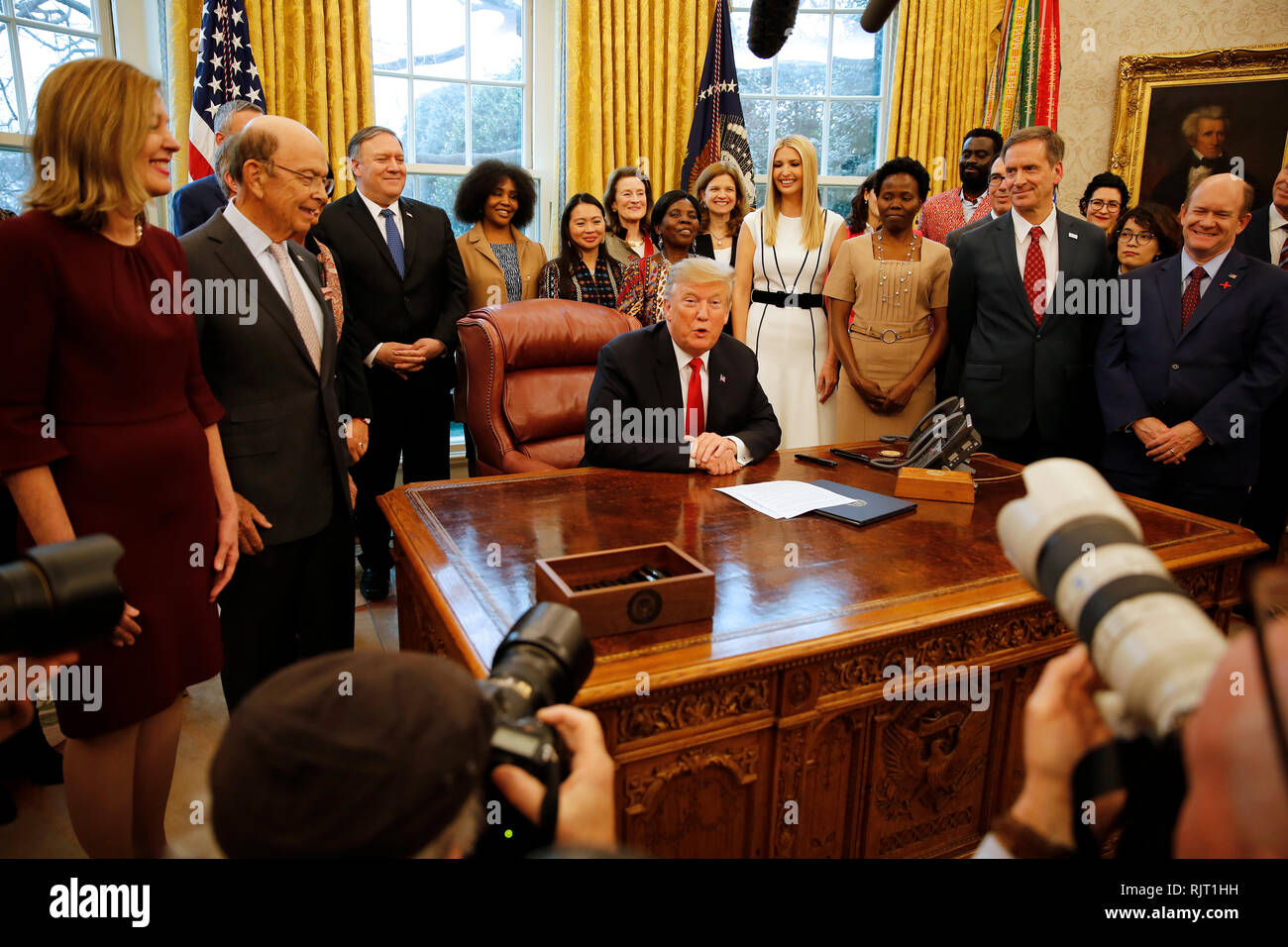 Le Président des Etats-Unis, Donald J. Trump fait de commentaires avant de signer le mémorandum présidentiel de sécurité nationale pour lancer la 'Women's Global de Développement et de prospérité' Initiative dans le bureau ovale de la Maison Blanche à Washington, DC le jeudi 7 février 2019. Parmi ceux qui assistaient à la cérémonie sont : secrétaire au Commerce Wilbur L. Ross, Jr., secrétaire d'État américain Mike Pompeo, première fille et conseiller du président Ivanka Trump, et le sénateur américain Chris Coons (démocrate du Delaware). Crédit : Martin H. Simon/CNP | conditions dans le monde entier Banque D'Images
