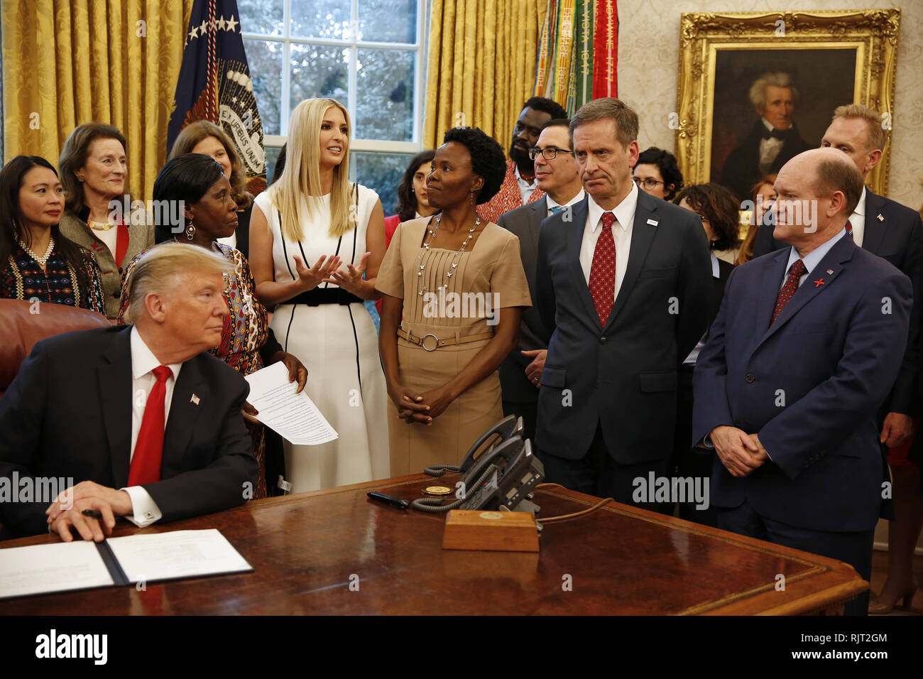 Washington, District de Columbia, Etats-Unis. 7 Février, 2019. Première fille et conseiller du président Ivanka Trump fait de commentaires avant le Président des Etats-Unis, Donald J. Trump signature du Mémorandum présidentiel de sécurité nationale pour lancer le ''Women's Global de Développement et de prospérité'' Initiative dans le bureau ovale de la Maison Blanche à Washington, DC le jeudi 7 février 2019. L'écoute à l'extrême droite est le sénateur américain Chris Coons (démocrate du Delaware) Crédit : Martin H. Simon/CNP/ZUMA/Alamy Fil Live News Banque D'Images