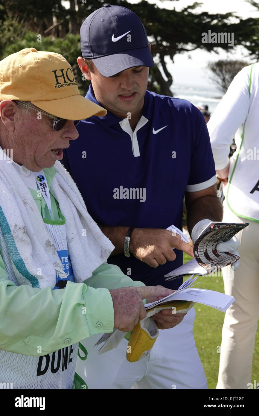Country Club de la péninsule de Monterey, CA, USA. 7 Février, 2019. Patrick Reed' et son caddy lire progresse livre sur l'7e t sur le AT&T Pro-Am à Pebble Beach Crédit : Motofoto/Alamy Live News Banque D'Images