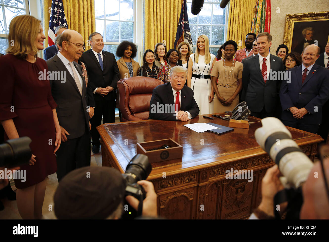 7 février 2019 - Washington, District of Columbia, États-Unis - Le Président des Etats-Unis, Donald J. Trump fait de commentaires avant de signer le mémorandum présidentiel de sécurité nationale pour lancer le ''Women's Global de Développement et de prospérité'' Initiative dans le bureau ovale de la Maison Blanche à Washington, DC le jeudi 7 février 2019. Parmi ceux qui assistaient à la cérémonie sont : secrétaire au Commerce Wilbur L. Ross, Jr., secrétaire d'État américain Mike Pompeo, première fille et conseiller du président Ivanka Trump, et le sénateur américain Chris Coons (démocrate du Delaware) (Crédit Image : © Martin H. Simon/CN Banque D'Images