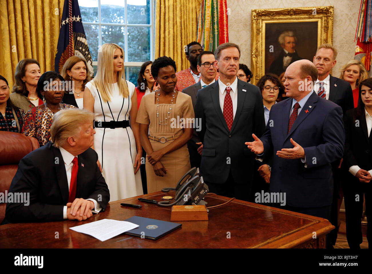 Le sénateur américain Chris Coons (démocrate du Delaware) fait de commentaires avant nous Président Donald J. Trump signature du Mémorandum présidentiel de sécurité nationale pour lancer la 'Women's Global de Développement et de prospérité' Initiative dans le bureau ovale de la Maison Blanche à Washington, DC le jeudi 7 février 2019. Debout à l'écoute de centre gauche le sénateur Coons est première fille et conseiller du président Ivanka Trump. Crédit : Martin H. Simon/CNP /MediaPunch Banque D'Images